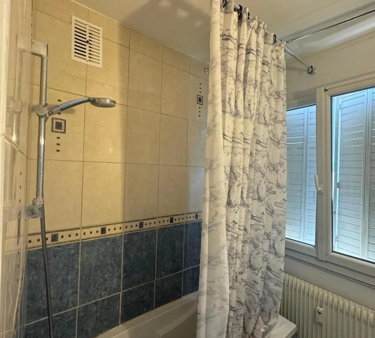 Chambre Bleu Ambilly Séjour chez l'habitant